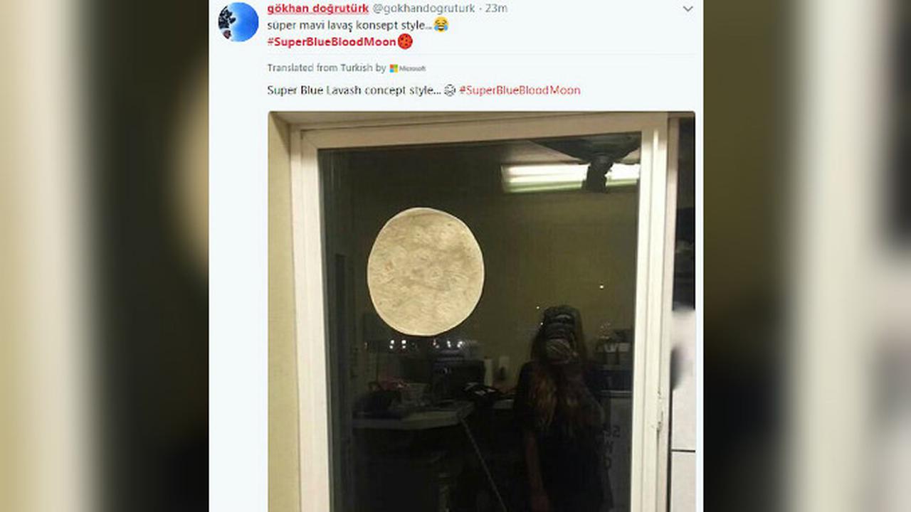 Potret dan meme Kocak Fenomena Blood Moon ini bikin kamu cekikikan